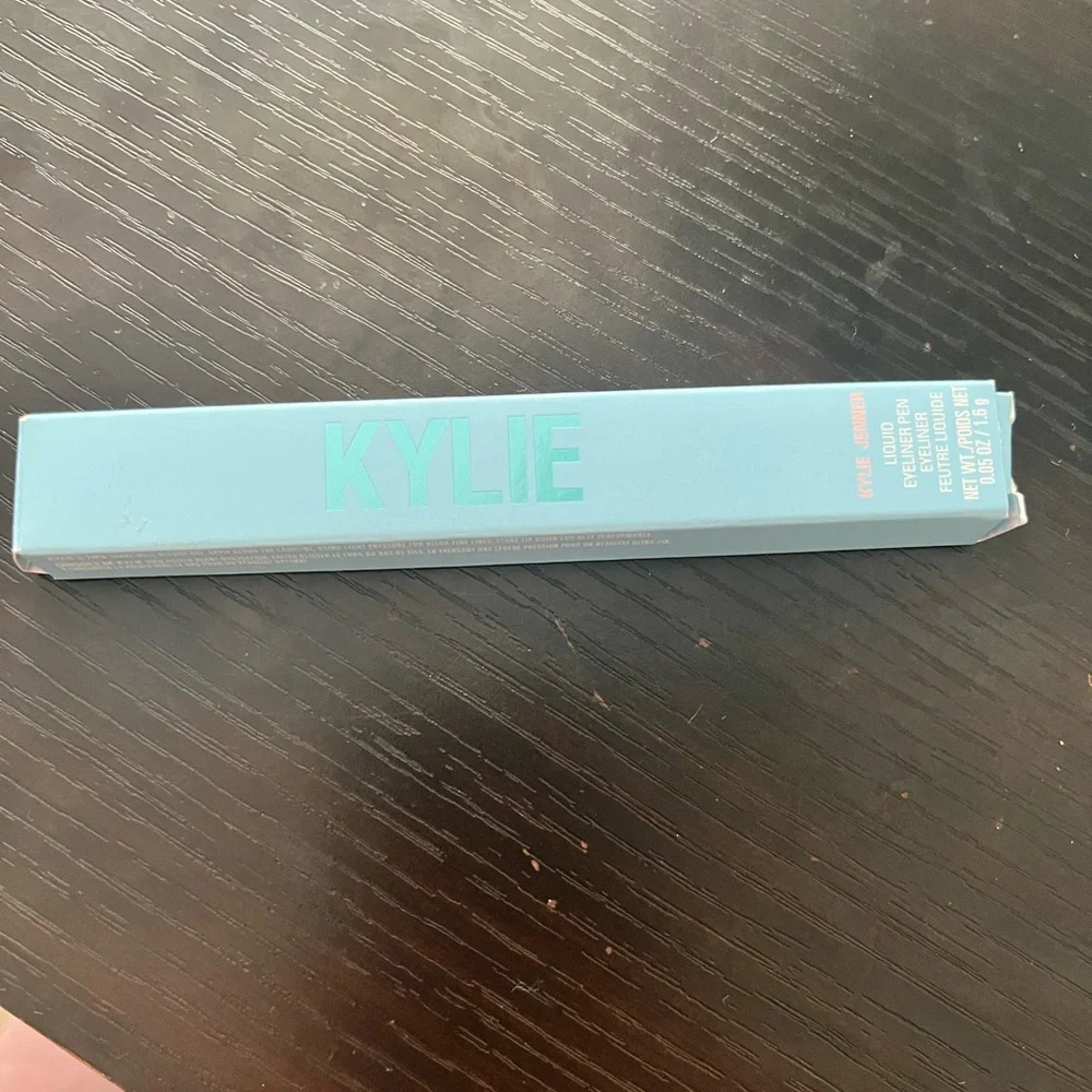 Kylie Cosmetics add pop